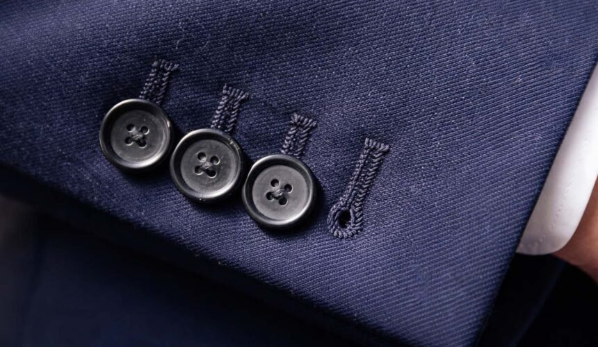 কোটের রহস্যময় বোতাম