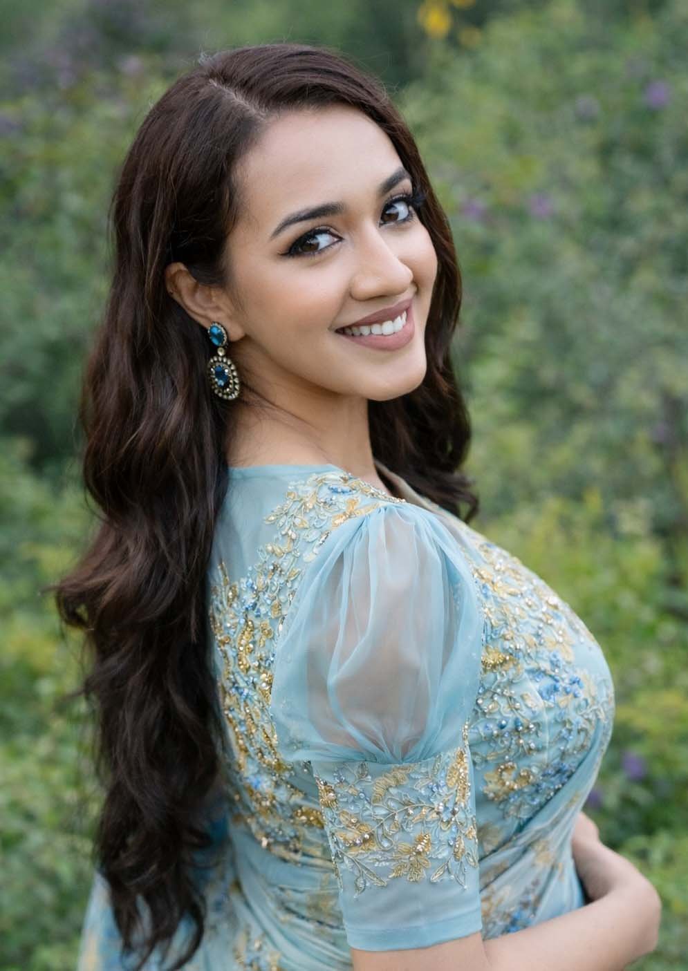 আইশা খান: উপস্থাপনা ও অভিনয়ে